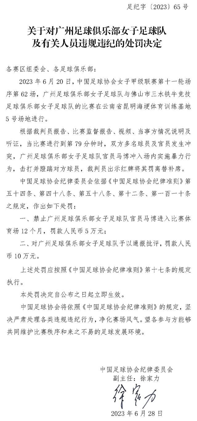 柔顺的鬃毛上，套着绳索，绳索衔接着后面的车厢扶手。